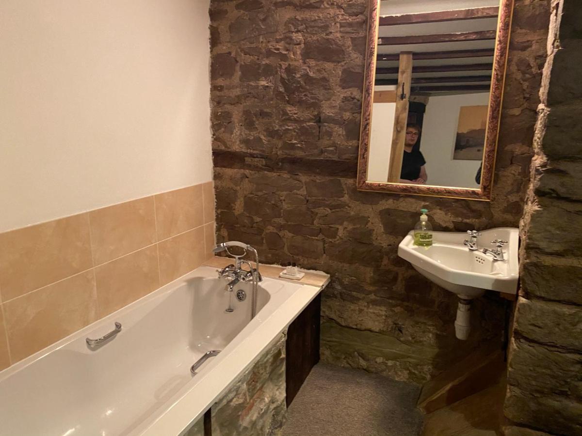 Crosskeys Inn Guest Rooms In Wye Valley Goodrich エクステリア 写真